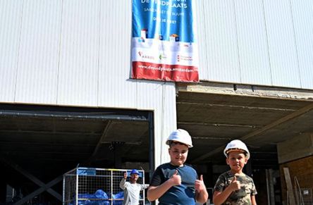 Celebrating the highest point of building the Vindplaats child center