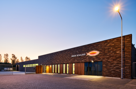 New modern facade for Freek Schilder, Volendam